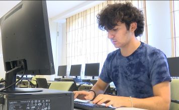 Eric Pengili, 17-vjeçari mjeshtër i shkencave kompjuterike që u mëson shqiptarëve kodimin