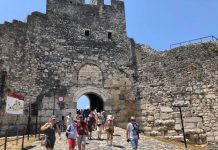 FOTO/ Vera gjallëron Kalanë e Beratit, nis fluksi i turistëve