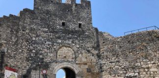 FOTO/ Vera gjallëron Kalanë e Beratit, nis fluksi i turistëve