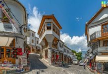 FOTOT/ Rrugët e zonës muzeale në Gjirokastër me ndriçim LED