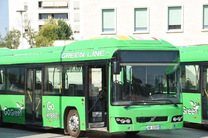 FOTOT/ Vjen flota e parë e autobusëve “Go Green” në Tiranë - PO.al