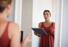 Mund të të ketë ndodhur edhe ty, të flasësh me veten është shenjë inteligjence