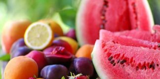 Cilat janë ushqimet më të shëndetshme që duhet të konsumoni në plazh?