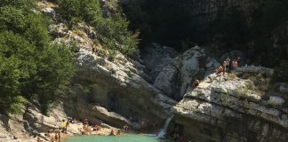 FOTOT/ “Syri i Ciklopit”, perla e natyrës vetëm pak kilometra larg Tiranës