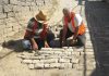 FOTO/ Gurëskalitësit e Gjirokastrës restaurojnë rrugën në lagjen “Manalat”