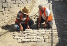 FOTO/ Gurëskalitësit e Gjirokastrës restaurojnë rrugën në lagjen “Manalat”