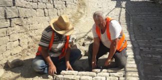 FOTO/ Gurëskalitësit e Gjirokastrës restaurojnë rrugën në lagjen “Manalat”