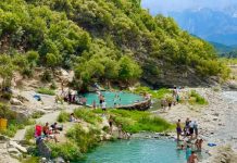 FOTOT/ Fundjava, fluks vizitorësh në Ujërat termale të Bënjës