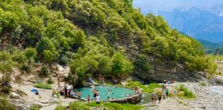 FOTOT/ Fundjava, fluks vizitorësh në Ujërat termale të Bënjës