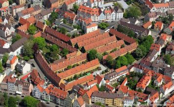 Projekti më i vjetër i strehimit social në botë, qyteti ku prej 500 vitesh paguhet qira vetëm….88 cent