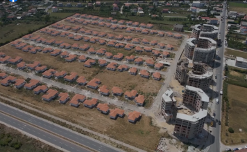 FOTOT/ Lagjja ‘Rilindja’ në Fushë-Krujë, ku do të hyjnë në shtëpitë e reja 1200 banorë