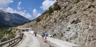 FOTOT/ Vijon puna për sistemimin dhe asfaltimin e rrugës Përmet-Çarshovë