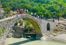 FOTOT/ “Qyteti i trëndafilave”, mbi 28 mijë turistë vizituan Përmetin në mars-gusht