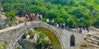 FOTOT/ “Qyteti i trëndafilave”, mbi 28 mijë turistë vizituan Përmetin në mars-gusht