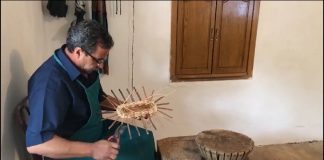 Njihuni me Pëllumbin, mjeshtri korçar që prej më shumë se 45 vitesh krijon art me thupër