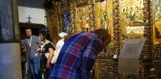 FOTOT/ Fluks turistësh të huaj në muzetë e Beratit