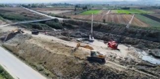 FOTOT/ I vjen në ndihmë bujqësisë e turizmit, drejt përfundimit ura në rrugën Fier-Seman