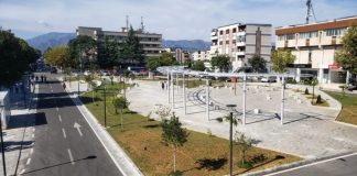 FOTOT/ Një nga lulishtet më të vjetra në Ballkan, parku i rehabilituar i Burrelit tërheq qytetarët