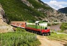 Ndërtimi i hekurudhës Tiranë-Rinas-Durrës nis në tetor