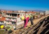 FOTO – Ndërhyhet për riparimin e disa banesave në Korçë