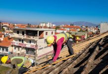 FOTO – Ndërhyhet për riparimin e disa banesave në Korçë