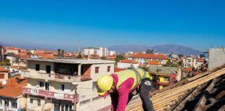 FOTO – Ndërhyhet për riparimin e disa banesave në Korçë