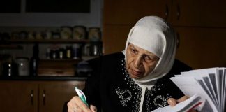 FOTO/ Asnjëherë nuk është vonë! E moshuara diplomohet në moshën 85 vjeçare