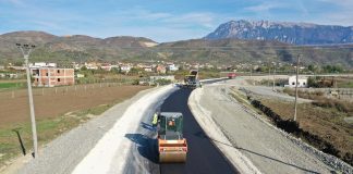 FOTOT/ Lajm i mirë! Nis asfaltimi i bypass-it të Beratit