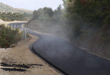 FOTO – Asfaltohet rruga e fshatit Kamunah në Cërrik
