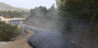 FOTO – Asfaltohet rruga e fshatit Kamunah në Cërrik