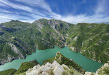 FOTOT/ Maja e Murgës, mrekullia mbi liqenin e Komanit tërheq mijëra turistë