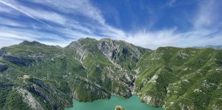 FOTOT/ Maja e Murgës, mrekullia mbi liqenin e Komanit tërheq mijëra turistë