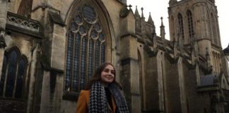 Njihuni me Donikën, vajzën nga Dibra që u diplomua në ‘Universitetin e Bristolit’ si studentja më e mirë