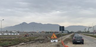 Lajm fantastik/ Nis puna për ndërtimin e hekurudhës Tiranë-Durrës, largohen shinat e vjetra