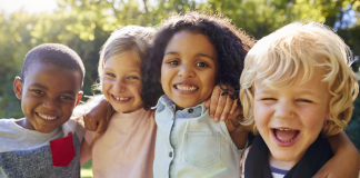 STUDIMI/ Kur fëmijët fillojnë të kuptojnë dhe vlerësojnë humorin