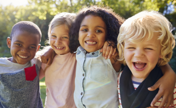 STUDIMI/ Kur fëmijët fillojnë të kuptojnë dhe vlerësojnë humorin