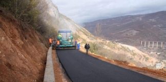 FOTOT/ Drejt përfundimit rruga e fshatit Qukës-Skënderbe