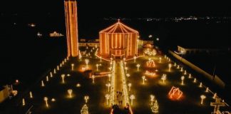 FOTOT/ Krishtlindja, fshati shqiptar zbukurohet në mënyrë madhështore nga vetë banorët