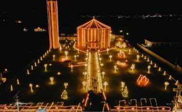 FOTOT/ Krishtlindja, fshati shqiptar zbukurohet në mënyrë madhështore nga vetë banorët