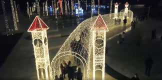 VIDEO/ Pamje spektakolare, Durrësi nën shkëlqimin e Krishtlindjes