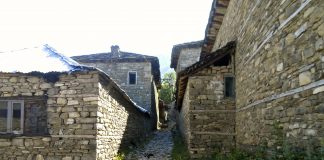 FOTOT/ Rabdishti, kryevepra dibrane e gdhendur në gur që duhet ta vizitoni patjetër