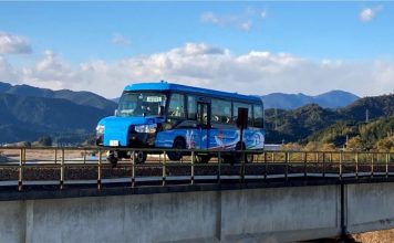 FOTOT/ Mrekullia e fundit e teknologjisë – Dy në një, del treni-autobus