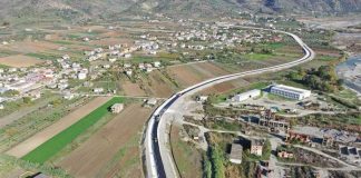 Vijon asfaltimi i unazës së re në Berat