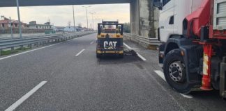 FOTOT/ ARRSH riparon shtresat asfaltike në segmentin Kavajë-Rrogozhinë