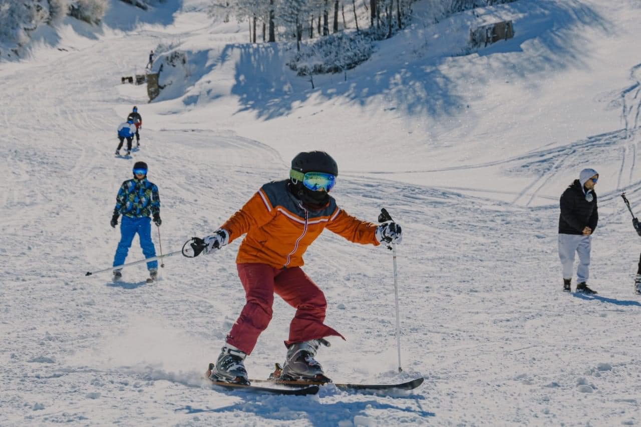 FOTOT/ Destinacioni i fundjavës, pista e skive në Dardhë tërheq qindra vizitorë