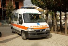 Mjeku shqiptar kthehet nga Italia dhe i dhuron një autombulancë spitalit të Ballshit