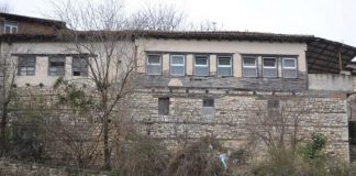 Restaurohen banesat Çakaresko dhe Kondakçiu në lagjen “Kala” të Beratit