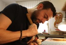 Pasardhës i një brezi muzikantësh/ Njihuni me shqiptarin e vetëm që bën violina, njihet në gjithë botën