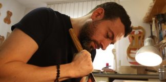 Pasardhës i një brezi muzikantësh/ Njihuni me shqiptarin e vetëm që bën violina, njihet në gjithë botën