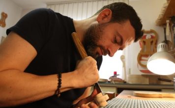 Pasardhës i një brezi muzikantësh/ Njihuni me shqiptarin e vetëm që bën violina, njihet në gjithë botën